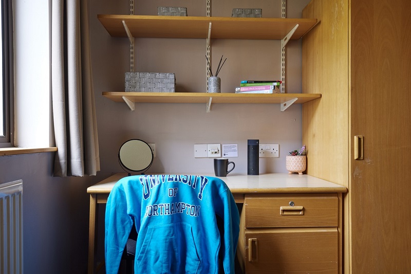 Desk in an single ensuite bedroom in Scholars Green Halls